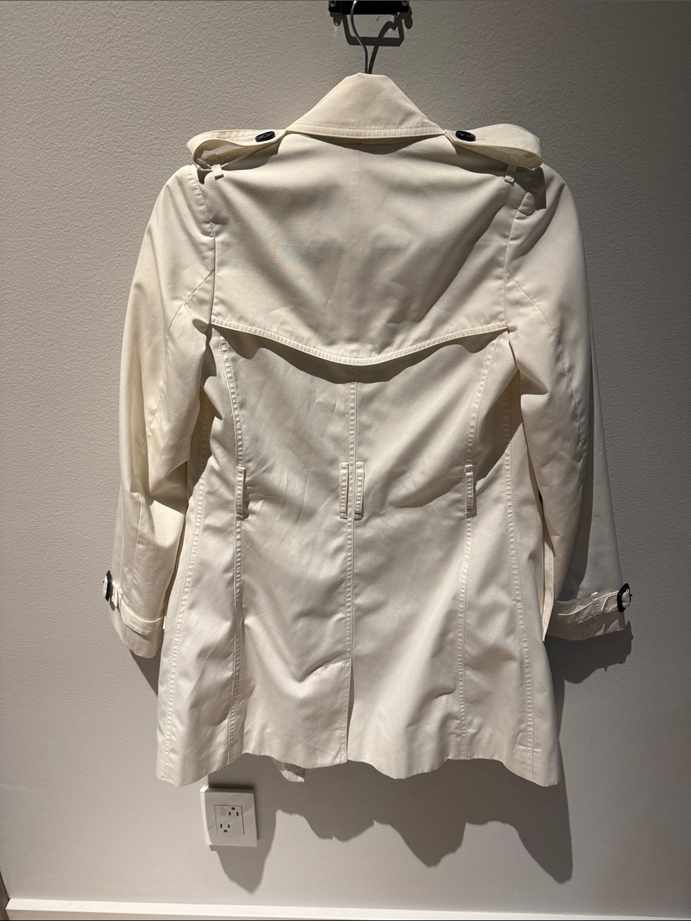 Burberry Cream Double-Breasted Short Trench Coat with Black Buttons - Picture 4 of 8